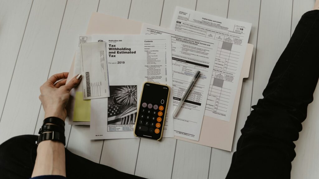 Finanzunterlagen und Taschenrechner – Foto: Kelly Sikkema / Unsplash