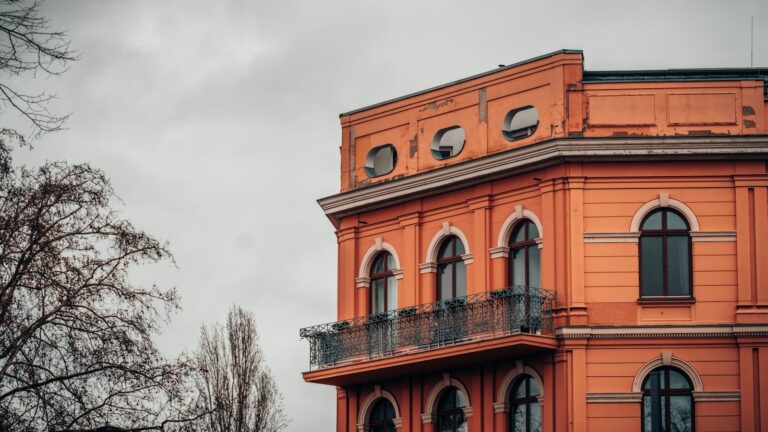 Wohnhausfassade in Leipzig – Foto: James Jeremy Beckers / Unsplash