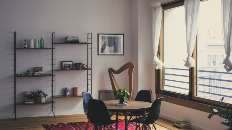 Heller Wohnraum in einer Altbauwohnung – Foto: Grant / Unsplash
